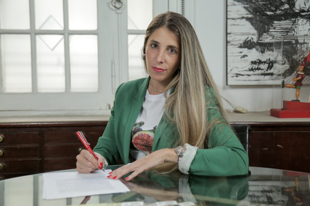Firma de una reserva inmobiliaria en una oficina