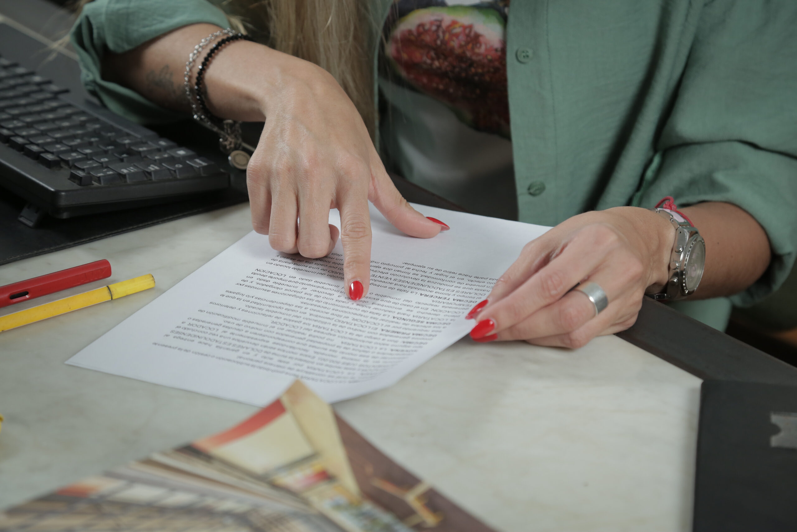 Revisión de una escritura inmobiliaria y documentación de una propiedad